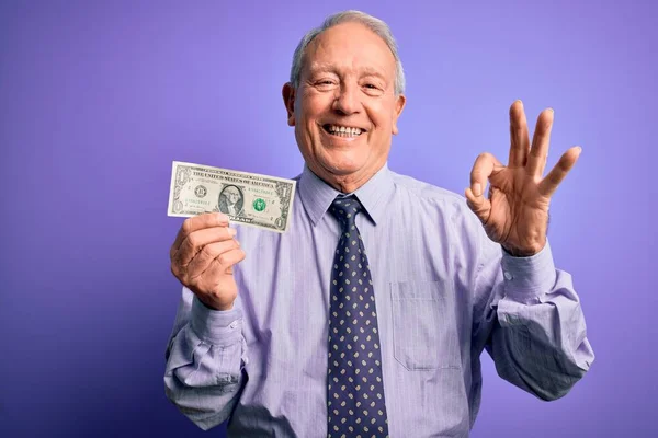 Старший Сіро Волохатий Чоловік Тримає Банкноту Один Долар Над Фіолетовим — стокове фото