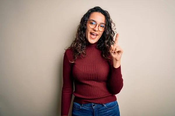 Hermosa Mujer Con Pelo Rizado Usando Suéter Casual Gafas Sobre — Foto de Stock