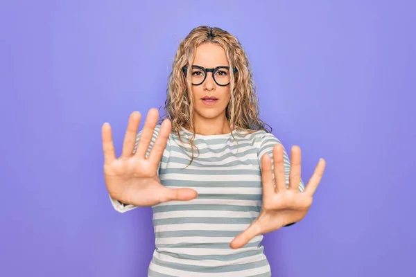 Mulher Loira Bonita Vestindo Casual Listrado Shirt Óculos Sobre Fundo — Fotografia de Stock