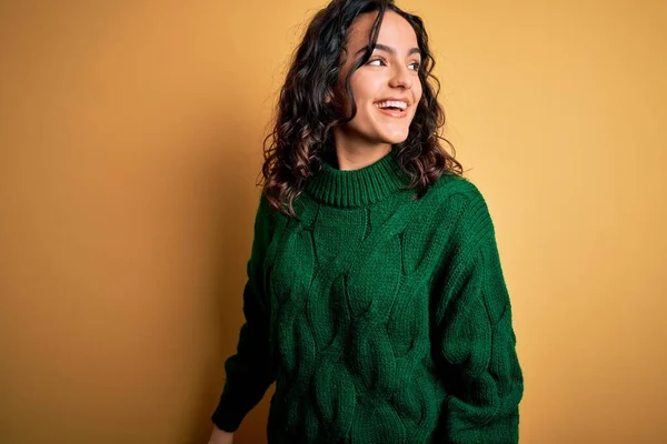 Mujer Hermosa Joven Con Pelo Rizado Usando Suéter Casual Verde — Foto de Stock