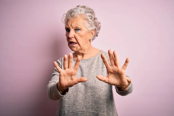 Ältere Schöne Frau Lässigem Shirt Steht Über Isoliertem Rosa Hintergrund — Stockfoto