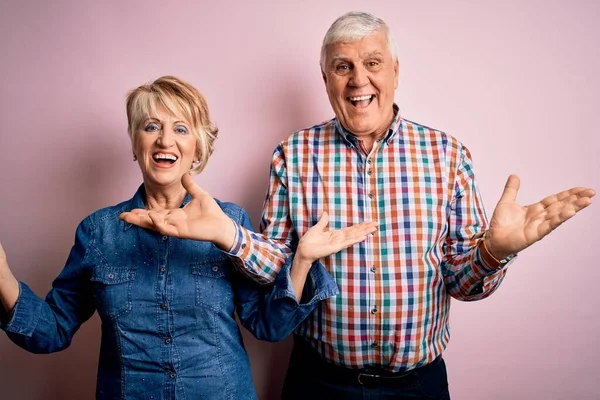 Senior Bella Coppia Piedi Insieme Isolato Sfondo Rosa Che Celebra — Foto Stock