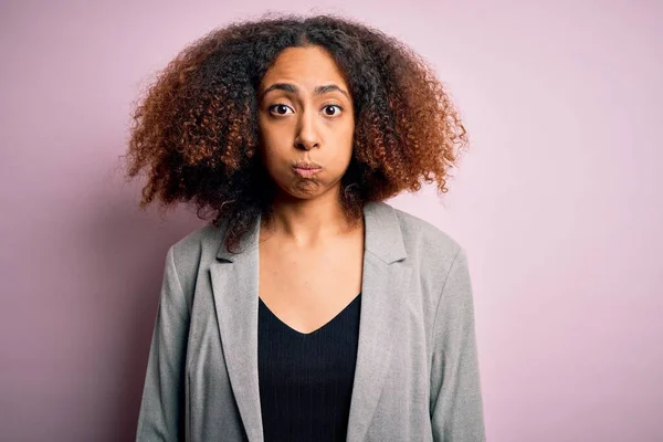 Junge Afrikanisch Amerikanische Geschäftsfrau Mit Afro Haaren Trägt Elegante Jacke — Stockfoto