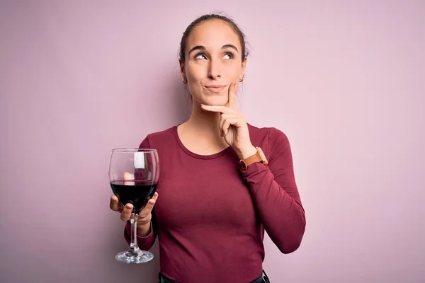 Joven Hermosa Mujer Bebiendo Vidrio Con Vino Tinto Sobre Fondo —  Fotos de Stock