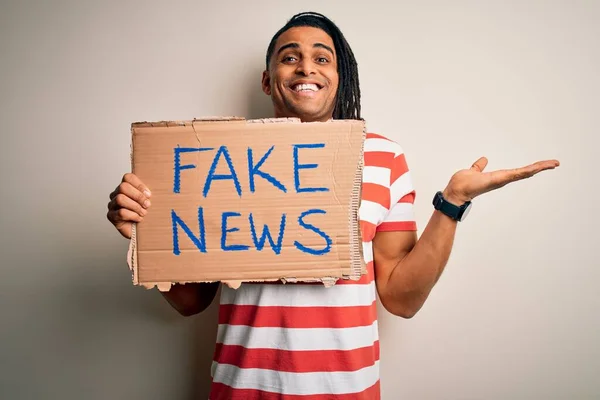 Junger Afrikanisch Amerikanischer Mann Mit Dreadlocks Und Transparent Mit Fake — Stockfoto