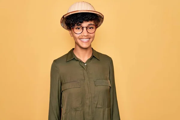Молода Африканська Туристична Жінка Окулярах Капелюсі Дослідника Щасливою Прохолодною Посмішкою — стокове фото
