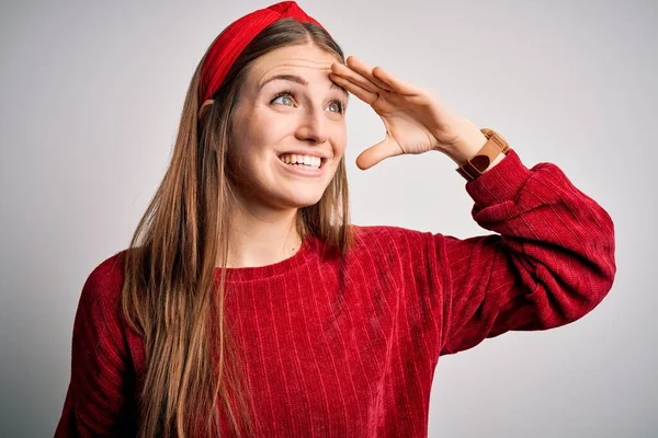 若い美しい赤毛の女性は赤いカジュアルなセーターを着て 黄色の背景の上にダイヤモンドは非常に幸せと笑みを浮かべて遠く離れて頭の上に手で見て 検索の概念 — ストック写真