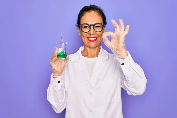 Middelbare Leeftijd Senior Wetenschapper Vrouw Dragen Laboratoriumjas Met Onderzoek Reageerbuis — Stockfoto