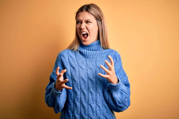 Jovem Mulher Loira Bonita Vestindo Camisola Gola Alta Sobre Fundo — Fotografia de Stock