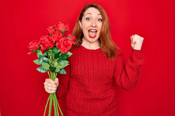 Молода Красива Руда Жінка Тримає Букет Квітів Червоних Троянд Над — стокове фото