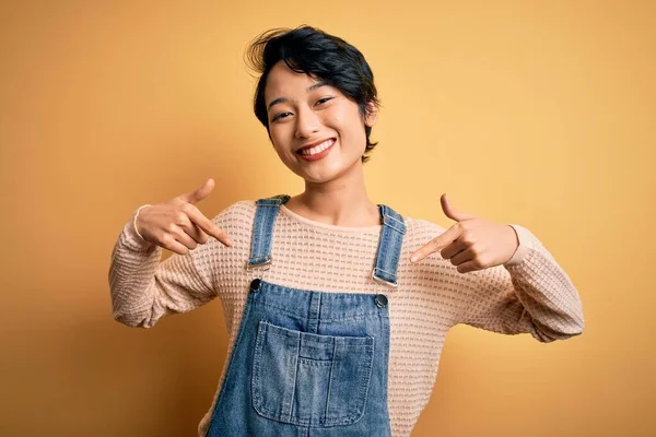 Jong Mooi Aziatisch Meisje Dragen Casual Denim Overalls Geïsoleerde Gele — Stockfoto