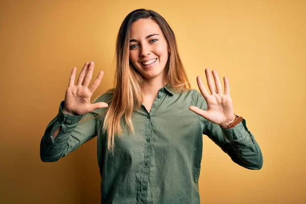 Ung Vacker Blond Kvinna Med Blå Ögon Bär Grön Skjorta — Stockfoto