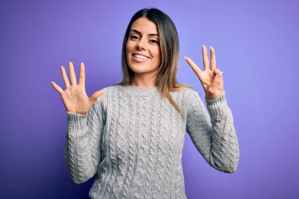 Junge Schöne Frau Lässigem Pullover Der Vor Isoliertem Lila Hintergrund — Stockfoto