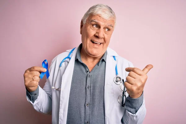 Kıdemli Yakışıklı Doktor Steteskop Takıyor Elinde Mavi Kanser Kurdelesi Var — Stok fotoğraf