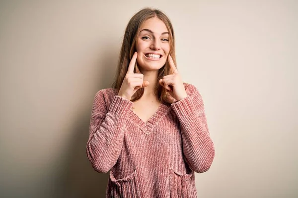 Młoda Piękna Ruda Kobieta Ubrana Różowy Sweter Białym Tle Uśmiechnięta — Zdjęcie stockowe