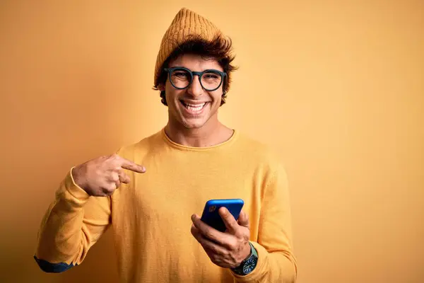 Giovane Bell Uomo Che Utilizza Smartphone Indossando Occhiali Sfondo Giallo — Foto Stock