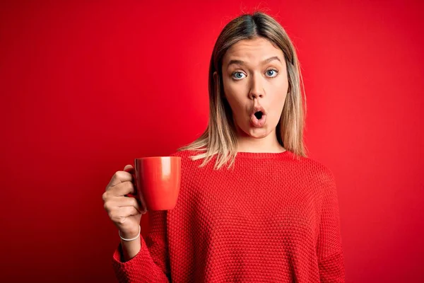 Jovem Bela Mulher Bebendo Xícara Café Sobre Fundo Vermelho Isolado — Fotografia de Stock