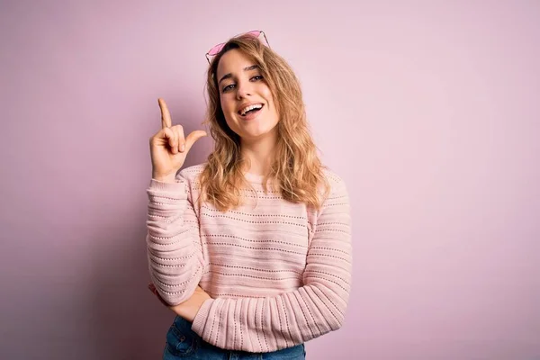 Young Beautiful Blonde Woman Wearing Casual Sweater Sunglasses Pink Background — Stock Photo, Image