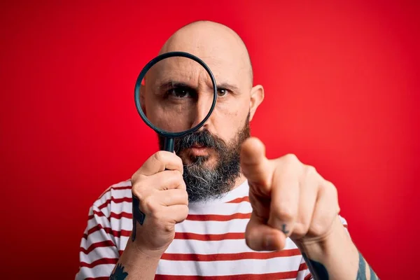 Hombre Calvo Detective Guapo Con Barba Usando Lupa Sobre Fondo — Foto de Stock