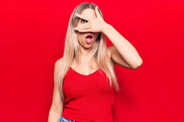 Mujer Rubia Joven Vistiendo Ropa Casual Asomándose Shock Cubriendo Cara — Foto de Stock