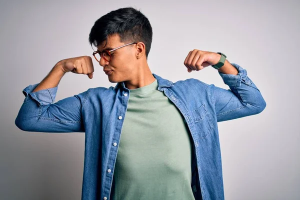 Joven Hombre Guapo Con Camisa Casual Gafas Sobre Fondo Blanco —  Fotos de Stock