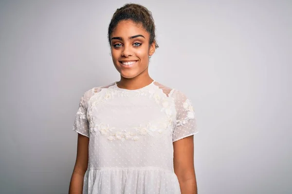Młoda Piękna Afrykańska Dziewczyna Ubrana Luźny Shirt Stojąca Nad Białym — Zdjęcie stockowe