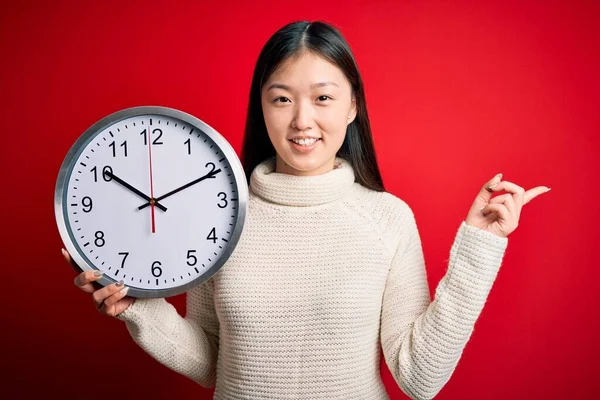 Junge Asiatische Frau Hält Countdown Große Uhr Über Roten Isolierten — Stockfoto