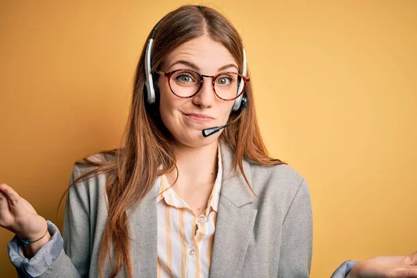 Die Junge Rothaarige Callcenter Agentin Überarbeitete Mit Brille Und Headset — Stockfoto