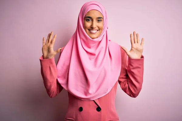 Jovem Mulher Negócios Bonita Morena Vestindo Hijab Muçulmano Rosa Jaqueta — Fotografia de Stock