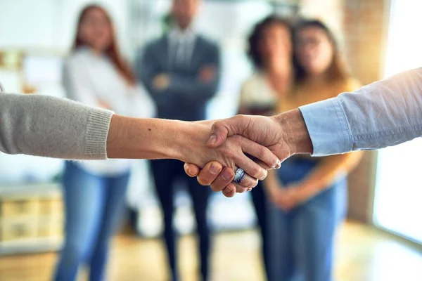 Grupo Trabajadores Negocios Pie Juntos Estrechando Mano Oficina — Foto de Stock