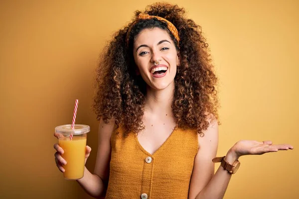 Kıvırcık Saçlı Piercing Takan Sağlıklı Portakal Suyu Içen Çok Mutlu — Stok fotoğraf