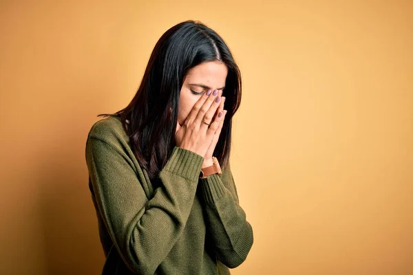 Mujer Morena Joven Con Ojos Azules Usando Suéter Verde Casual — Foto de Stock