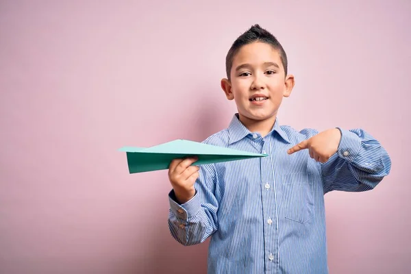 Jong Jongetje Houden Papier Vliegtuig Geïsoleerde Roze Achtergrond Met Verrassing — Stockfoto