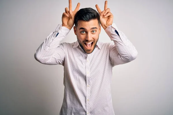 Jovem Homem Bonito Vestindo Camisa Elegante Sobre Fundo Branco Isolado — Fotografia de Stock