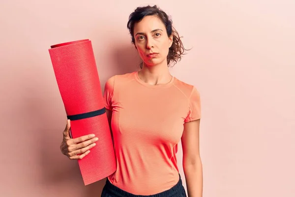 Genç Güzel Spanyol Kadın Yoga Minderi Tutuyor Düşünme Tarzı Ayık — Stok fotoğraf