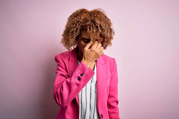 Ung Afrikansk Amerikansk Affärskvinna Bär Glasögon Stående Över Rosa Bakgrund — Stockfoto