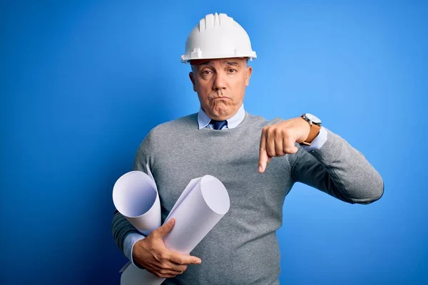 Arquitecto Guapo Pelo Gris Mediana Edad Con Casco Seguridad Sosteniendo — Foto de Stock