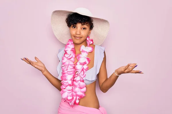 Ung Vacker Afrikansk Turist Kvinna Bär Bikini Och Hawaiian Lei — Stockfoto