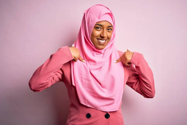 Fiatal Afro Amerikai Visel Muszlim Hidzsáb Felett Elszigetelt Rózsaszín Háttér — Stock Fotó
