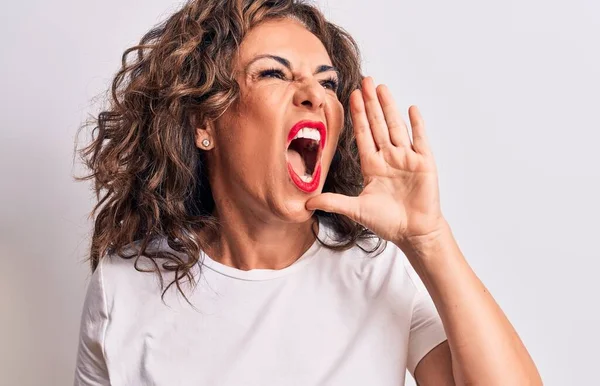 Mulher Morena Bonita Meia Idade Vestindo Camiseta Casual Sobre Fundo — Fotografia de Stock