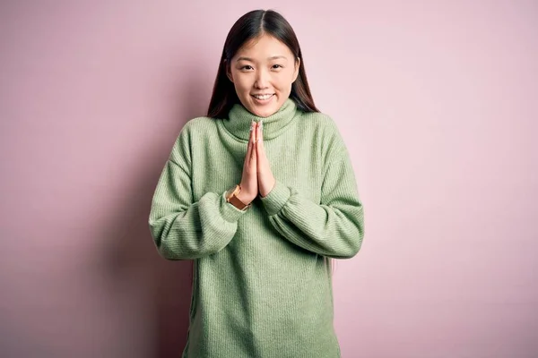 Jonge Mooie Aziatische Vrouw Dragen Groene Winter Trui Roze Gesoldeerde — Stockfoto