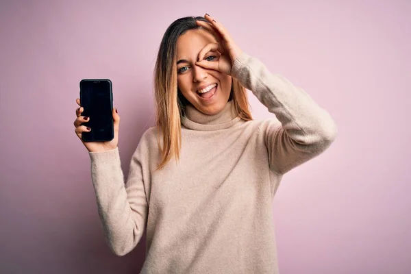 Jovem Bela Mulher Morena Segurando Smartphone Mostrando Tela Sobre Fundo — Fotografia de Stock