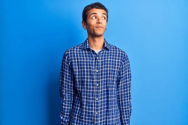 Jovem Americano Africano Vestindo Roupas Casuais Sorrindo Olhando Para Lado — Fotografia de Stock