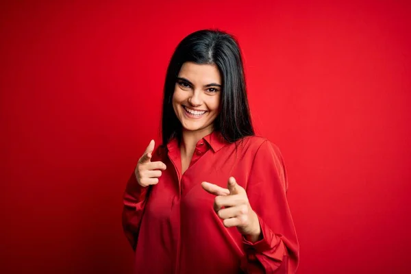 Mulher Morena Bonita Nova Vestindo Camisa Casual Sobre Fundo Vermelho — Fotografia de Stock