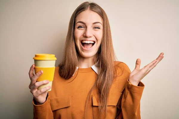 Jovem Mulher Ruiva Bonita Bebendo Xícara Café Sobre Fundo Branco — Fotografia de Stock