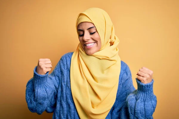 Jovem Mulher Muçulmana Morena Bonita Vestindo Hijab Árabe Sobre Fundo — Fotografia de Stock