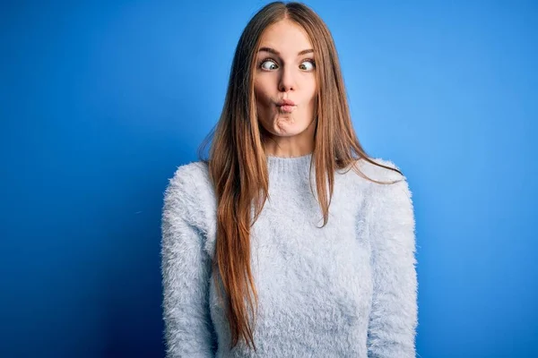 Mujer Pelirroja Hermosa Joven Con Suéter Casual Sobre Fondo Azul — Foto de Stock