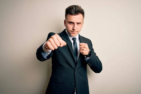 Joven Hombre Negocios Guapo Con Traje Elegante Corbata Sobre Fondo —  Fotos de Stock