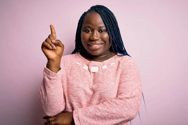 Африканский Американец Плюс Размер Женщины Косичками Носить Случайный Свитер Розовом — стоковое фото