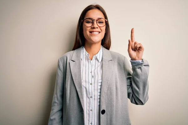 Joven Hermosa Mujer Negocios Morena Con Chaqueta Gafas Sobre Fondo — Foto de Stock